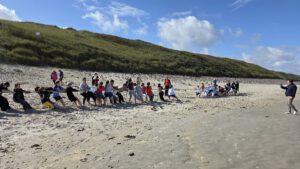 Tauziehen am Strand